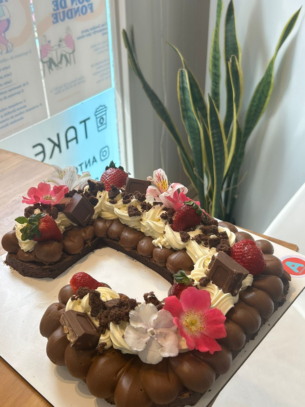 Letter cake de chocolate con frutillas y flores, torta personalizada de Antojitos