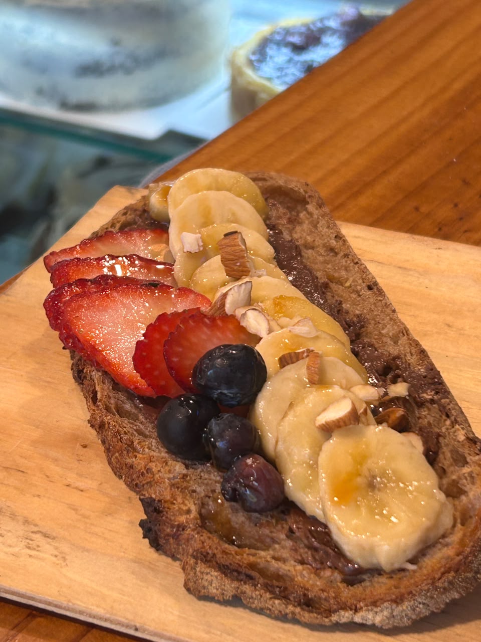 Tostón de pasta de maní, banana, frutilla y arándanos de Antojitos Tandil